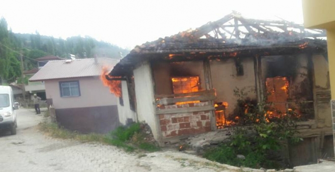 Ahşap ev alev alev yandı