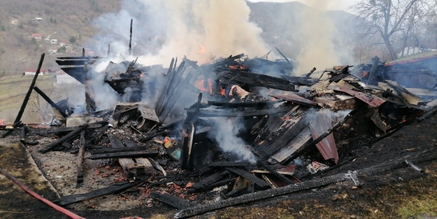 Ahşap ev alevlere teslim oldu