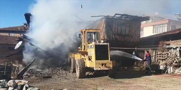 Ahşap ev küle döndü