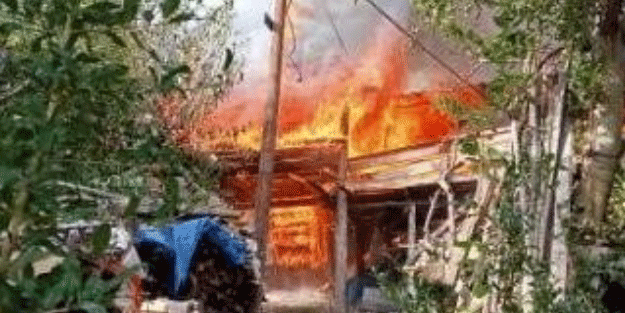 Ahşap ev küle döndü