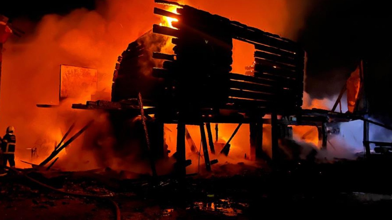 Ahşap ev yangında küle döndü