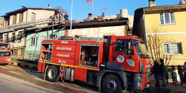 Ahşap evler alevler içinde kaldı