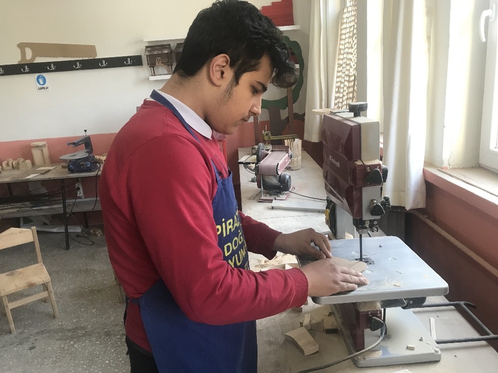 Ahşap, öğrencilerin elinde sanata dönüşüyor 