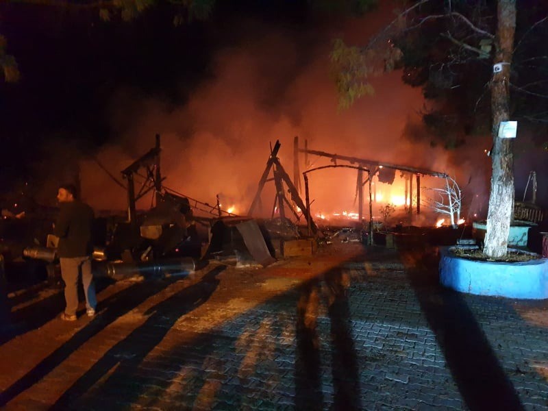 Ahşap restoran yangında kül oldu 