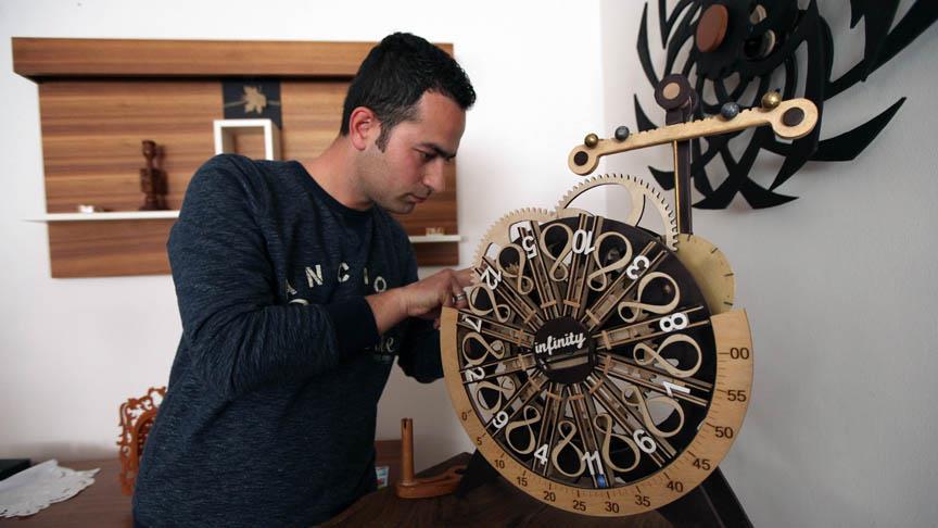 Ahşaptan kurmalı saat yaptı
