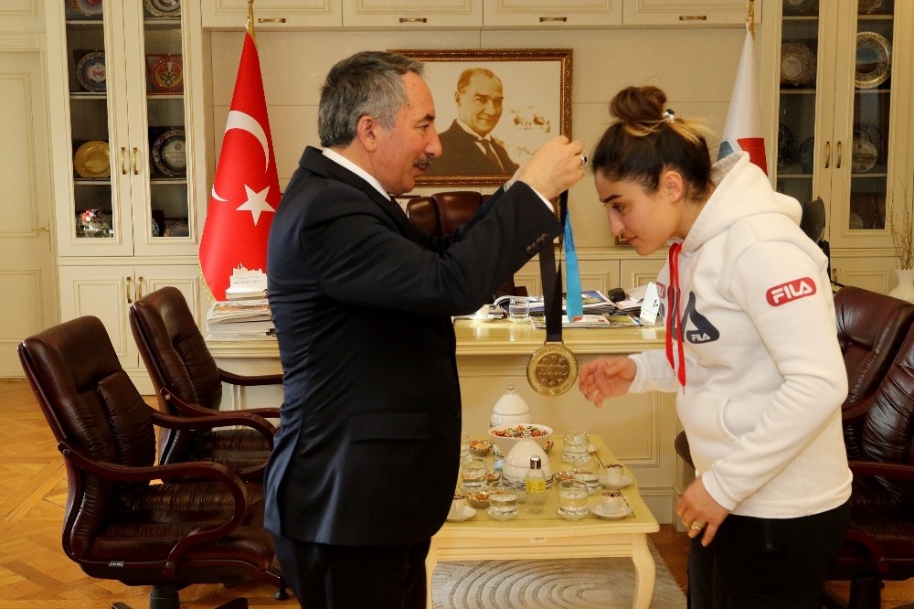 AİÇÜ Rektörü Prof. Dr. Karabulut, şampiyon sporcuyu kutladı 