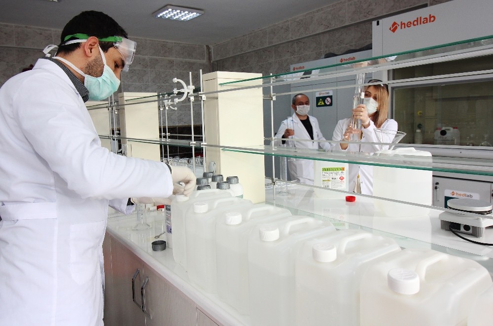 AİÇÜ’de el dezenfektanı üretimi devam ediyor 