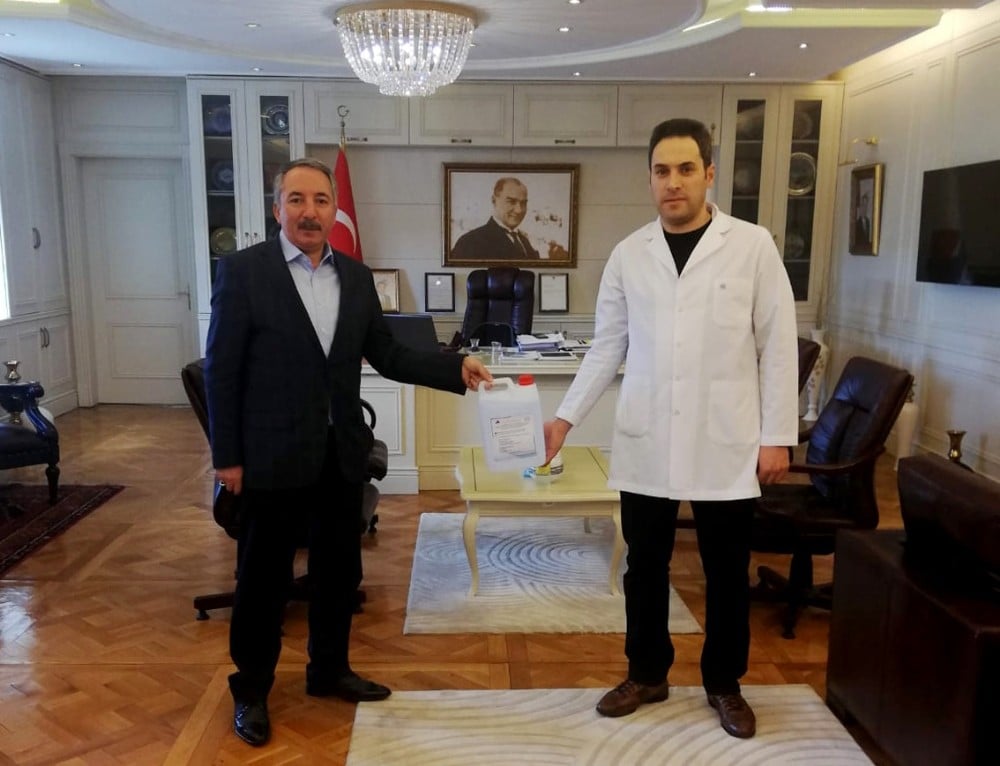 AİÇÜ’de el dezenfektanı üretimi yapıldı 