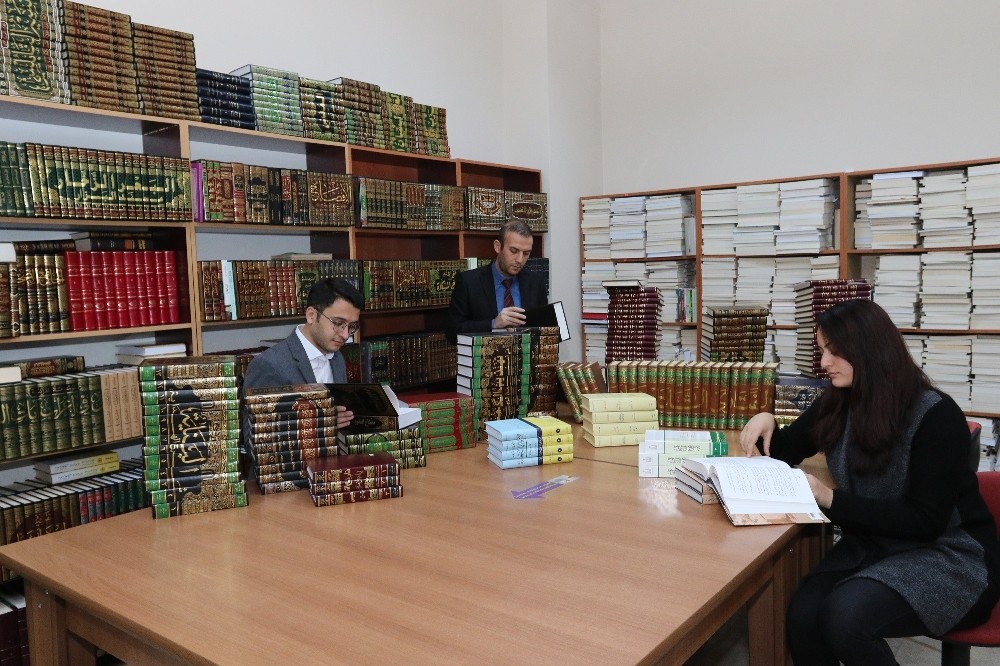 AİÇÜ’de İslami İlimler Arapça Temel Eserler kitaplığı oluşturuldu 