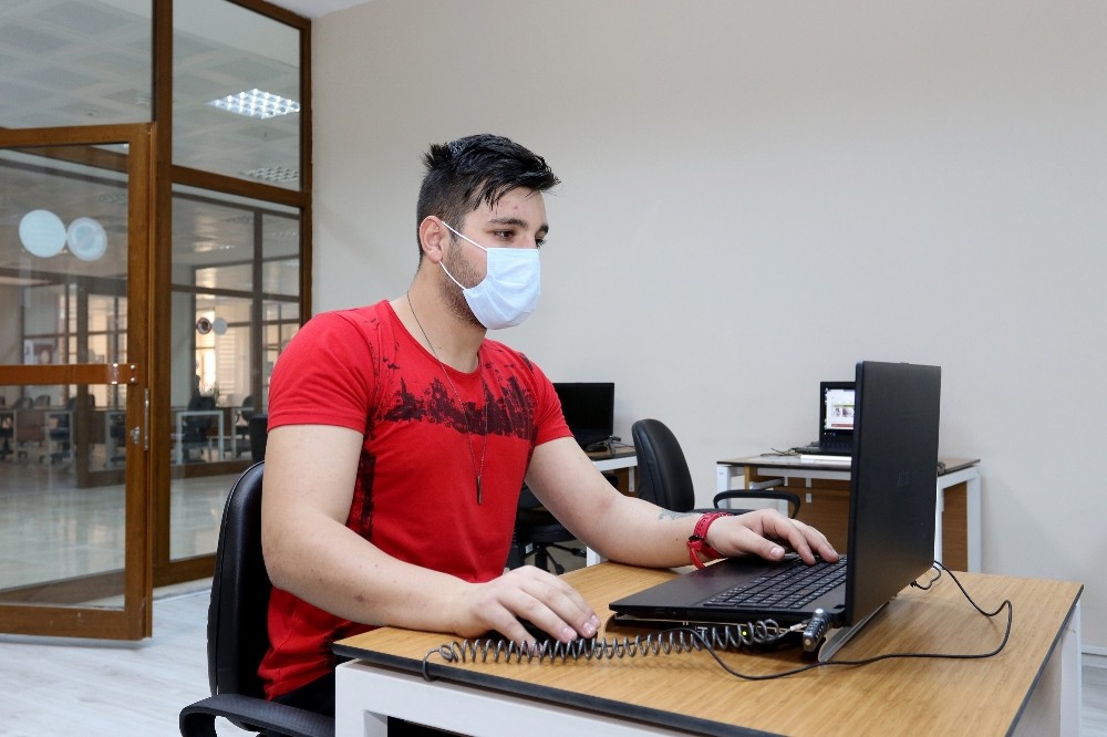 AİÇÜ’den Üniversite Öğrencilerine Dijital Destek 