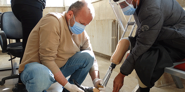 AID'den Suriye'deki savaş mağduru engellilere ortez-protez desteği
