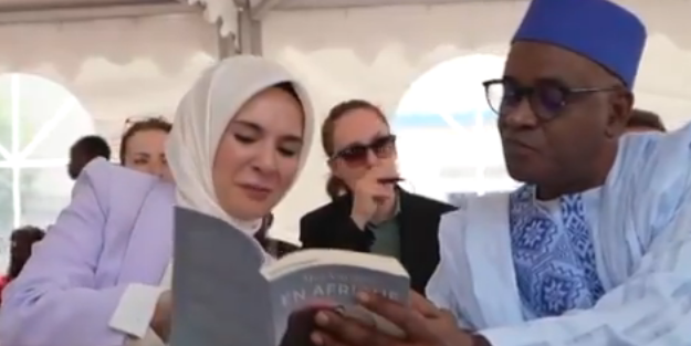 Aile Bakanı Mahinur Göktaş öyle bir hareket yaptı ki... Video Türkiye gündemine oturdu