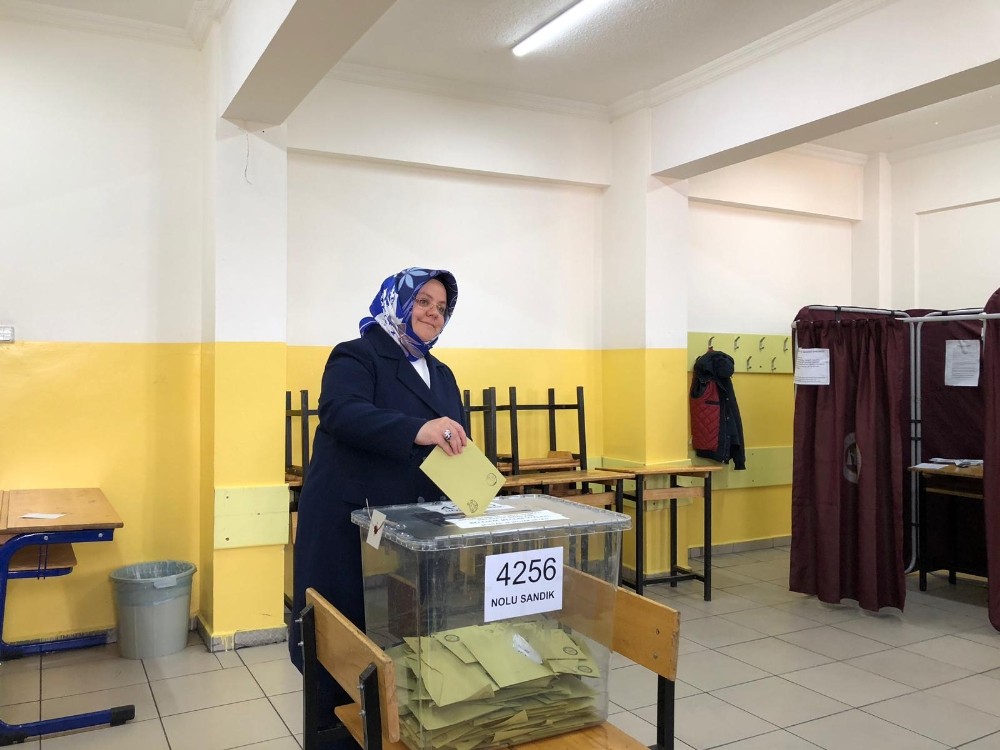 Aile Çalışma ve Sosyal Hizmetler Bakanı Selçuk oy kullandı 