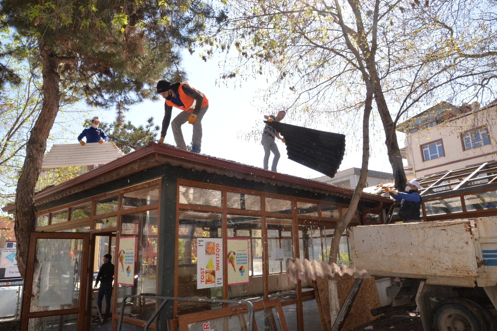 Aile çay bahçesindeki yıkım çalışmaları başladı 