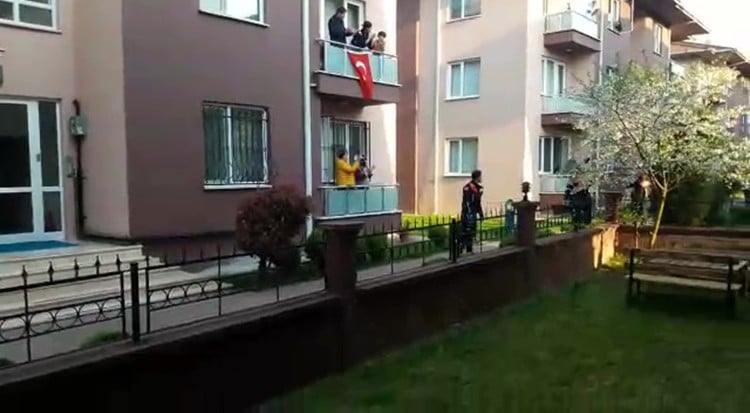 Aile içi şiddet ihbarına giden polise sürpriz 