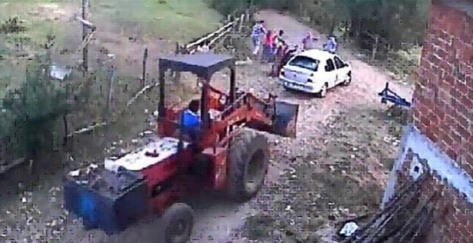 Aile kavgasına iş makinesi ile girdi