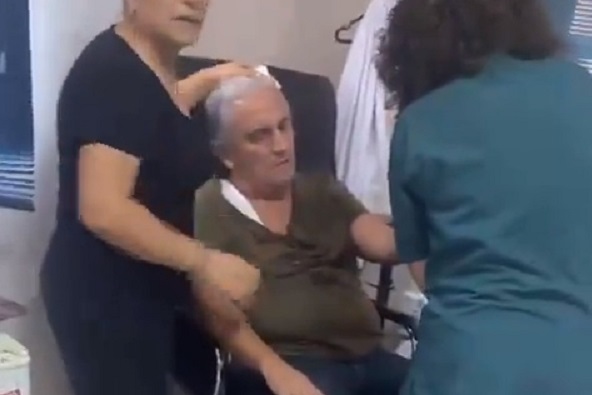 Aile sağlığı merkezi savaş alanına döndü! Doktora elektrikli çaydanlıkla saldırdı