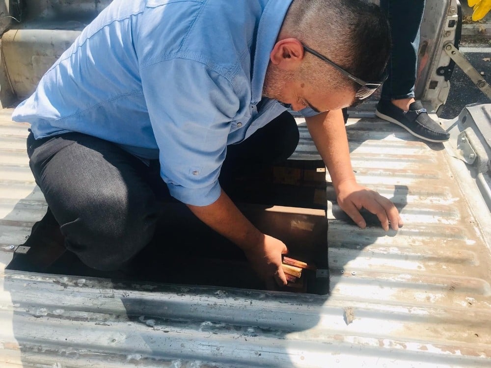 Aile süsü veren kaçakçılar polisten kaçamadı 