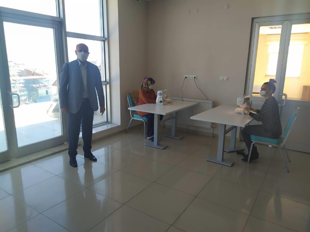 Aile ve Sosyal Politikalar Müdürlüğü’nde maske üretimine başladı 
