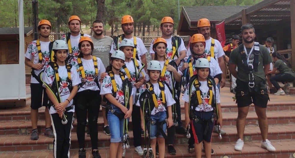 Aileler çocukları ile birlikte eğleniyor 