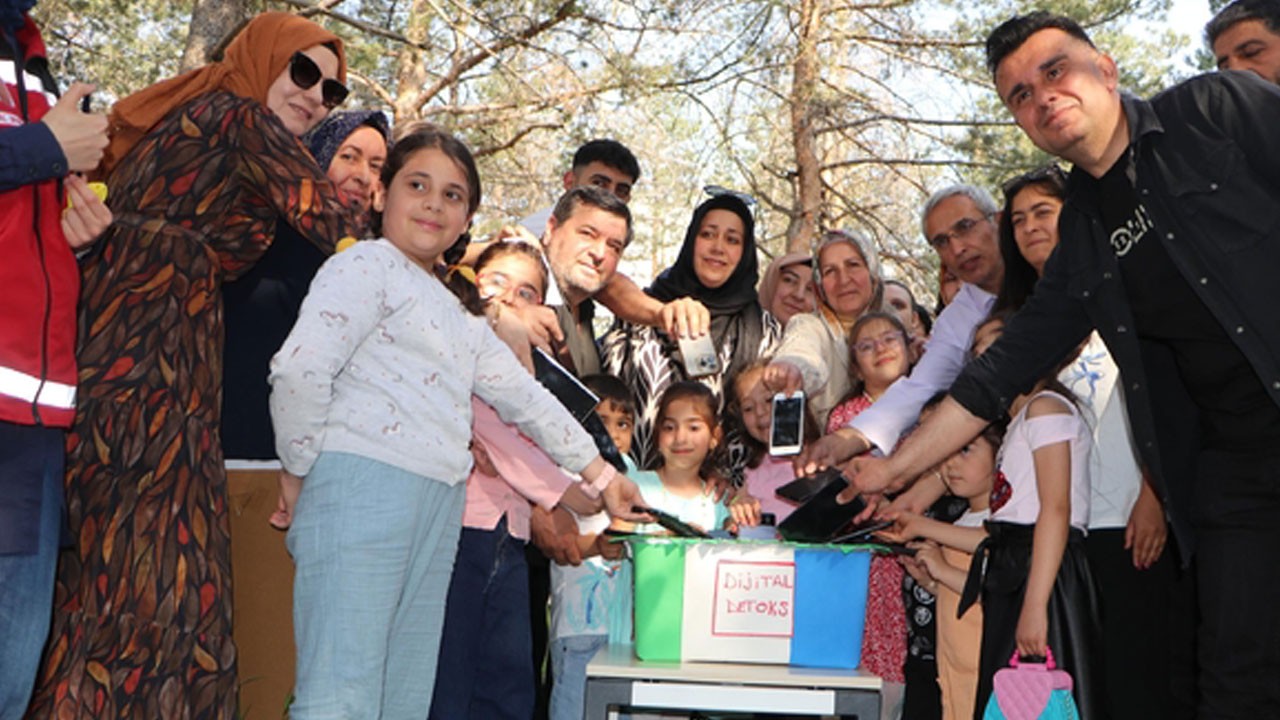 Aileler telefonları kapattı, çocuklarla gerçek hayata bağlandı