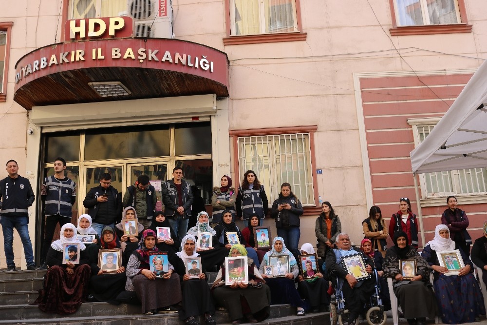 Ailelerin evlat nöbeti çığ gibi büyüyor: Bir aile daha evlat nöbetinde 
