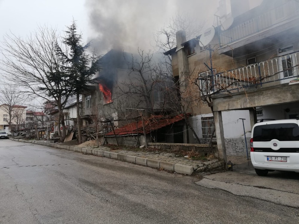 Ailesi hastanedeyken çıkan yangında kendini dışarı atıp yardım istedi 