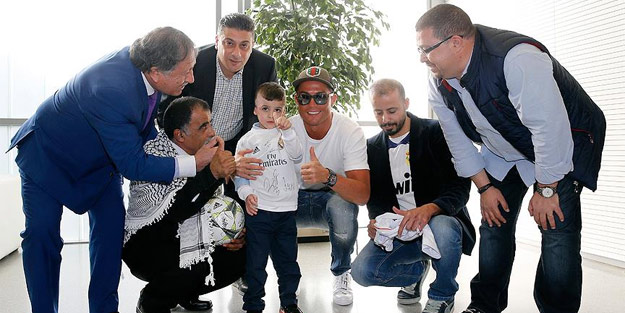 Filistinli çocuğa Ronaldo'dan moral