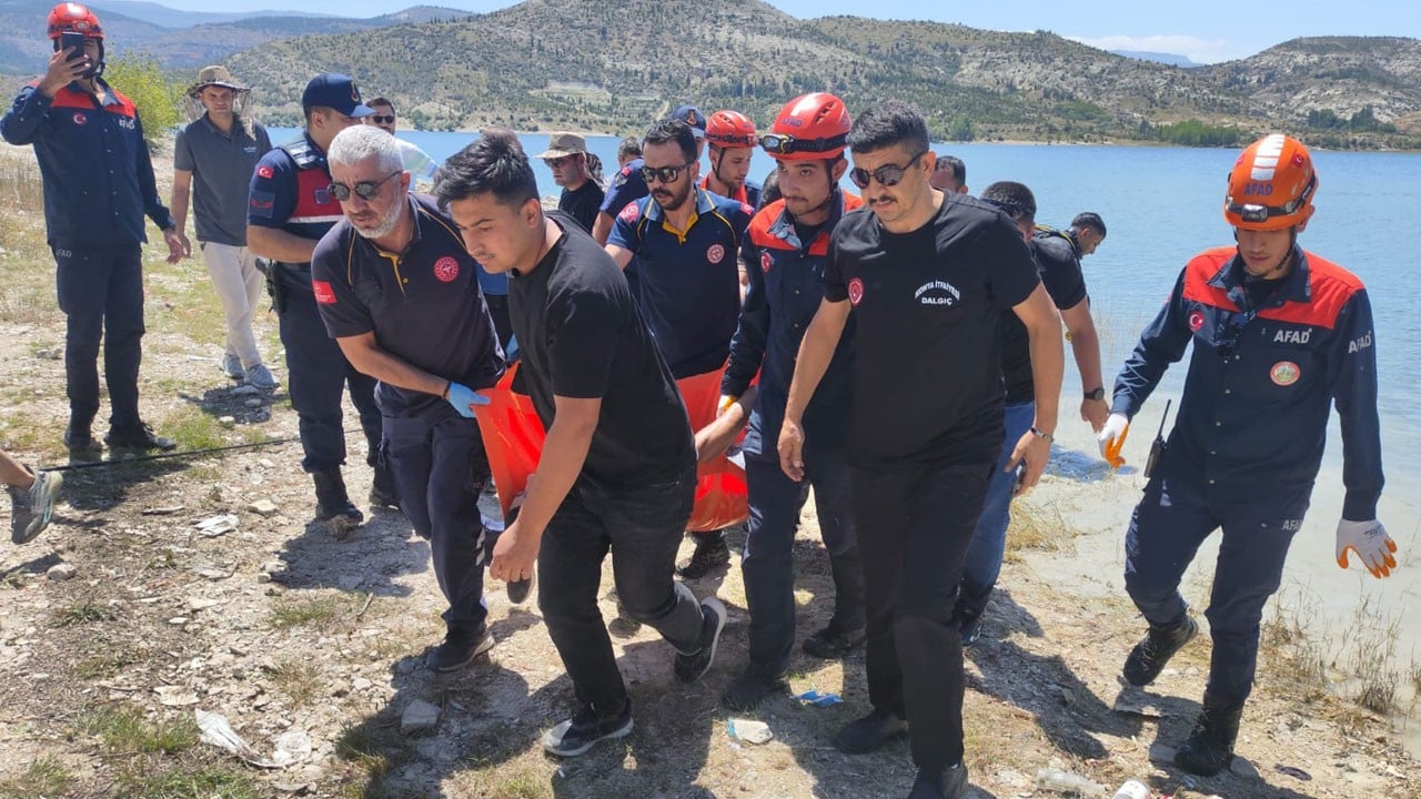 Ailesiyle balık tutmaya gitmişti! Yemleme botunu kurtarmak isterken hayatını kaybetti