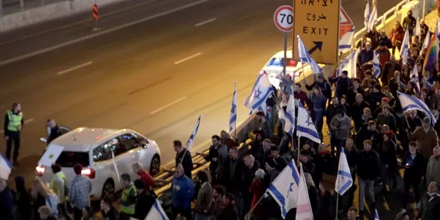 İsrail'de binlerce kişi sokaklara döküldü!
