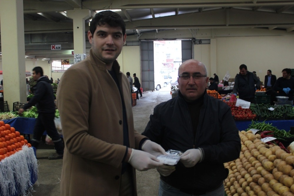 AK Gençler pazarda vatandaşlara dezenfektan, maske ve eldiven dağıttı 