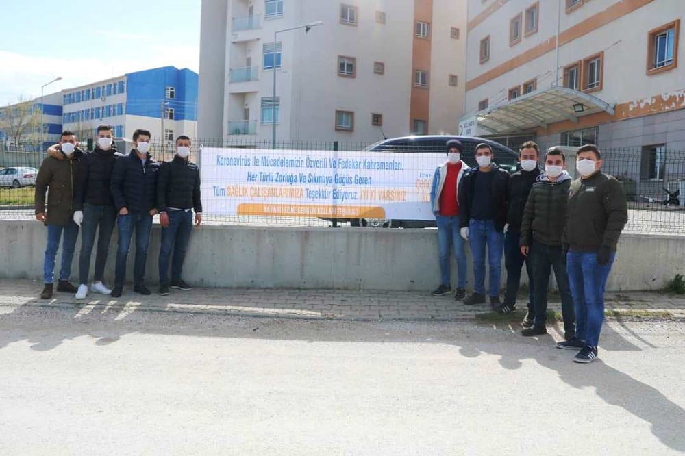 AK gençlerden sağlık çalışanlarına destek 
