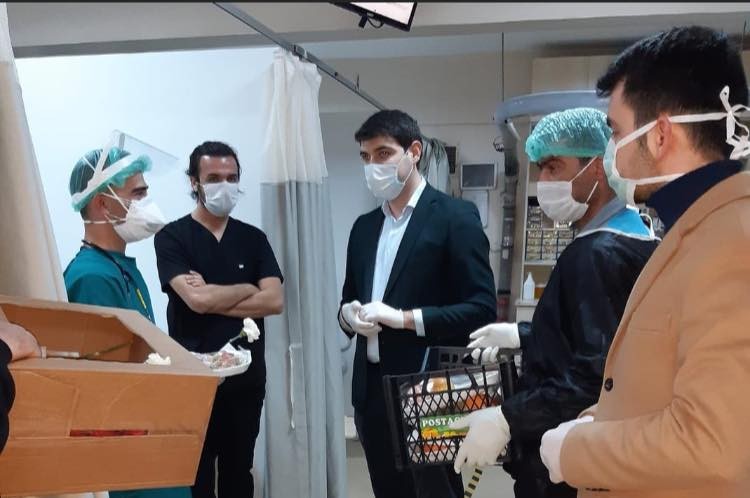 AK Gençlerden sağlık çalışanlarına motivasyon 