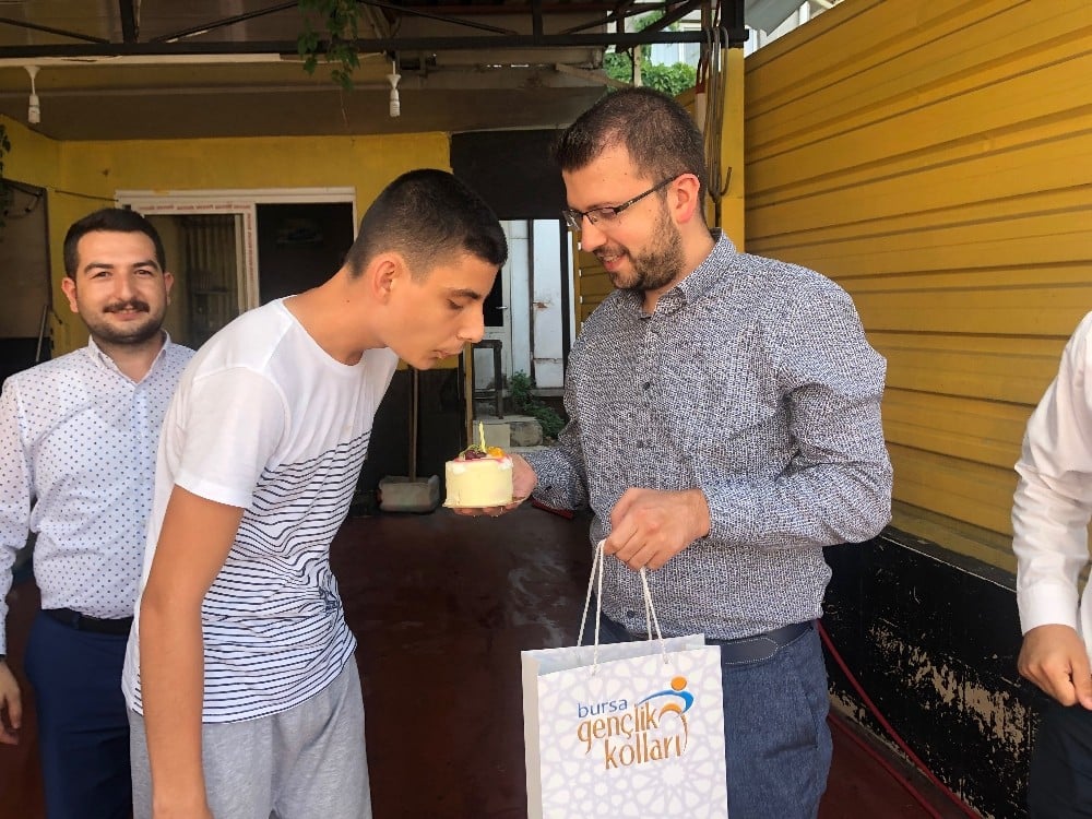 AK gençlerden sürpriz doğum günü partisi 