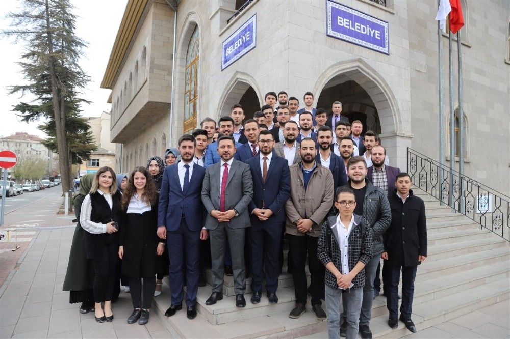 AK Gençlikten Başkan Arı’ya tebrik ziyareti 