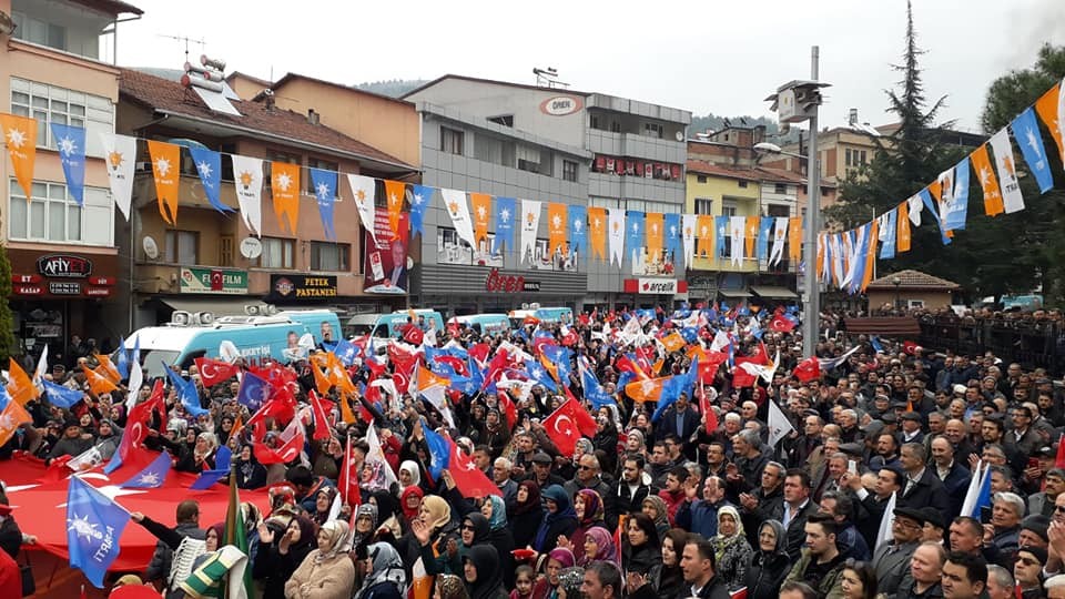 AK Parti Yenice’de ilk mitinginde gövde gösterisi yaptı 