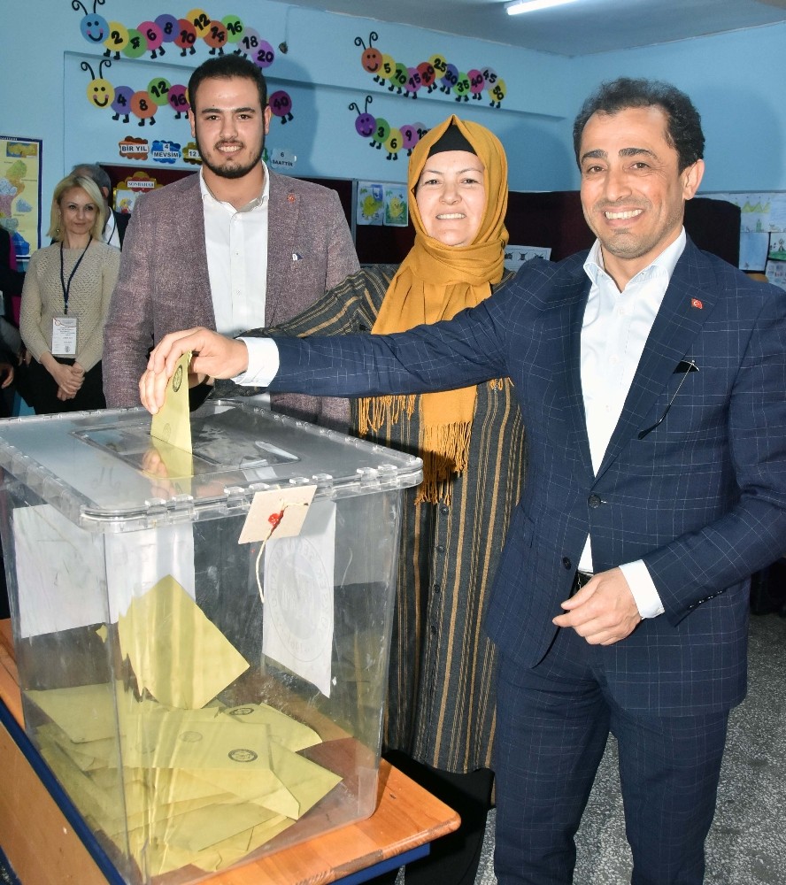 AK Parti Adana İl Başkan Güler oyunu kullandı 