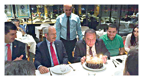 AK Parti alanda CHP salonda