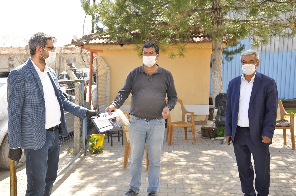AK Parti Arguvan’da maske dağıttı 