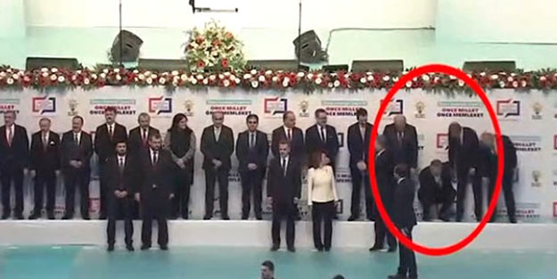 AK Parti başkan adayı, sahnede baygınlık geçirdi