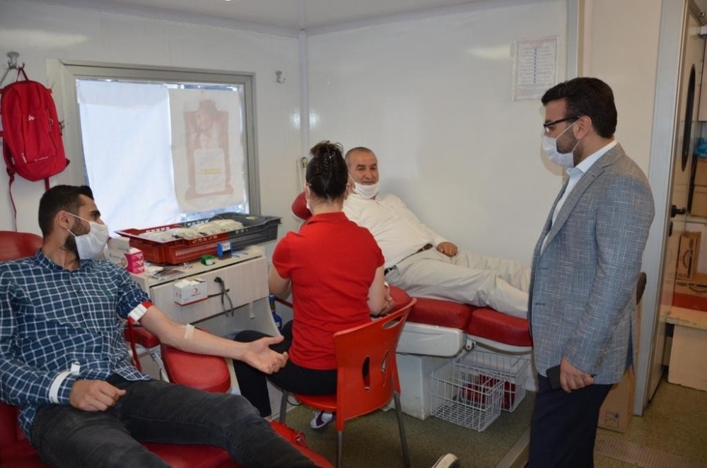 AK Parti Batman teşkilatından ’İyilik kanımızda var’ kampanyasına destek 