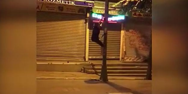 AK Parti bayrağına çirkin saldırı! Sökmek için direğe tırmandı