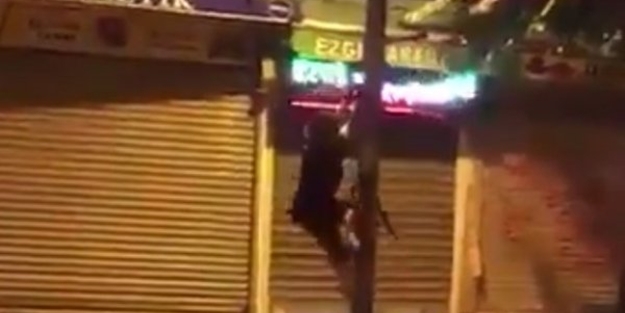 AK Parti bayrağını indirmek isteye CHP'li kadın direğe tırmandı