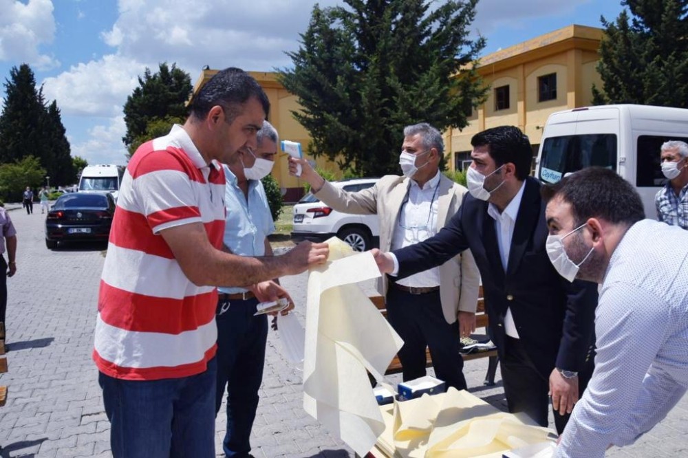 Ak Parti, Ceyhan’da cemaate seccade ve maske dağıttı 