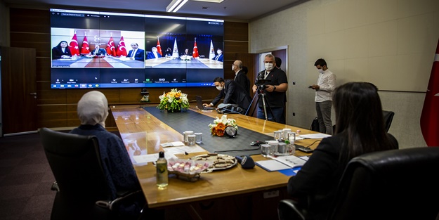 AK Parti, CHP ve MHP ile video konferans aracılığıyla bayramlaştı