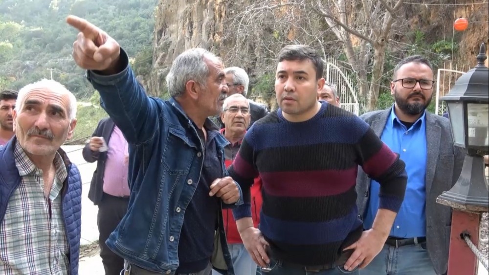 AK Parti Erdemli İlçe Başkanı Kaya, su taşkını yaşanan bölgeyi inceledi 