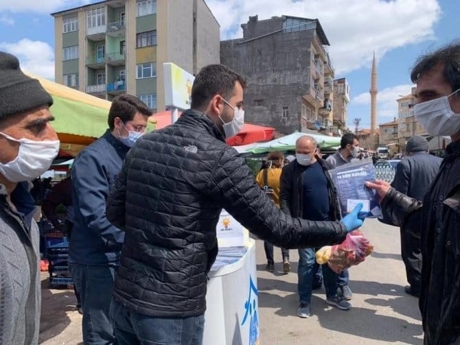 AK Parti Erzincan Gençlik Kolları maske dağıttı 