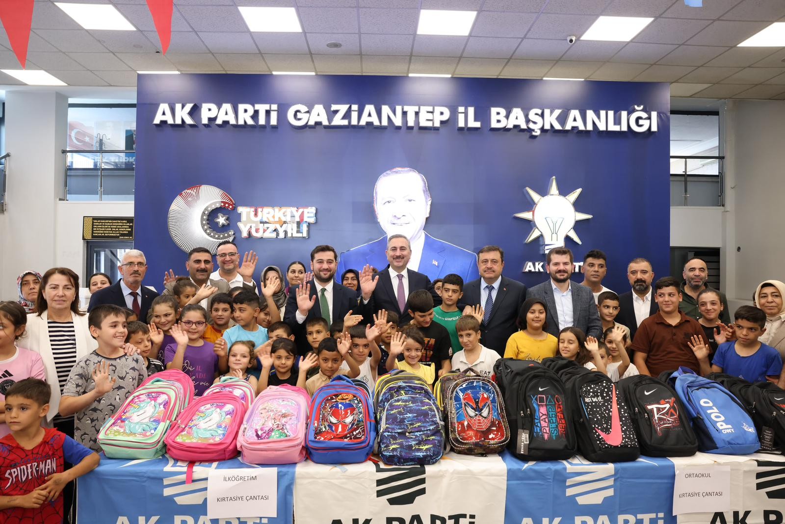 AK Parti Gaziantep İl Bağkanlığından ihtiyaç sahibi çocuklara kırtasiye desteği