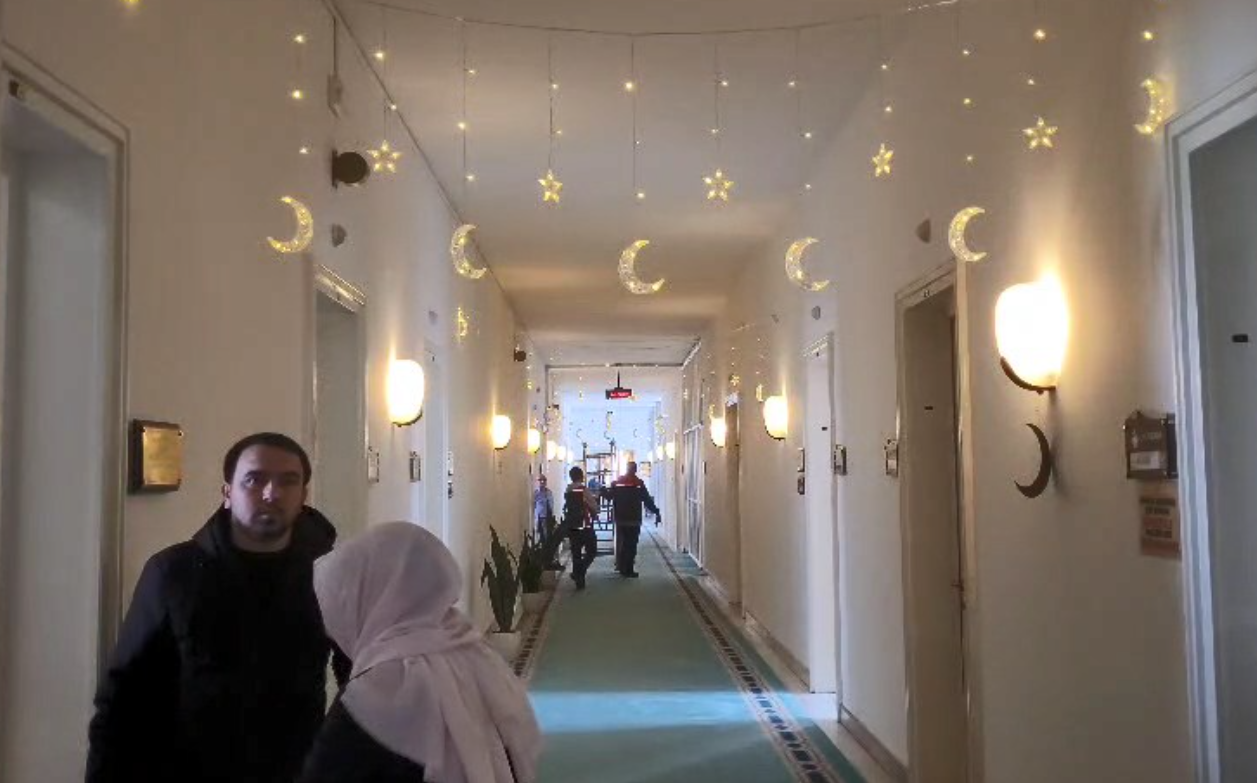 Ak Parti grubunda 'Ramazan' Süslemesi