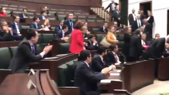 AK Parti grubu öncesi arama krizi! Eski vekiller...